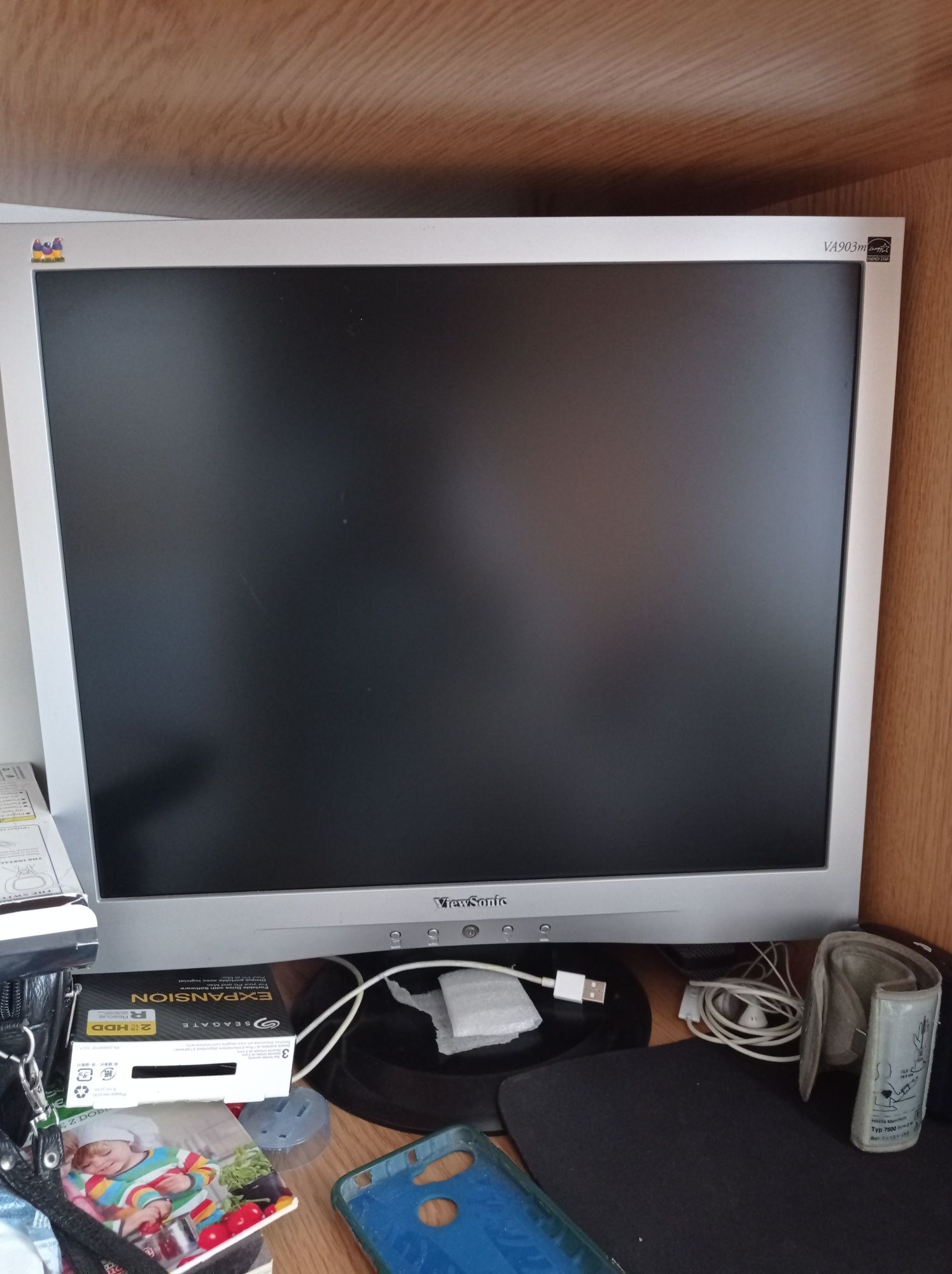 komputer stacjonarny z monitorem