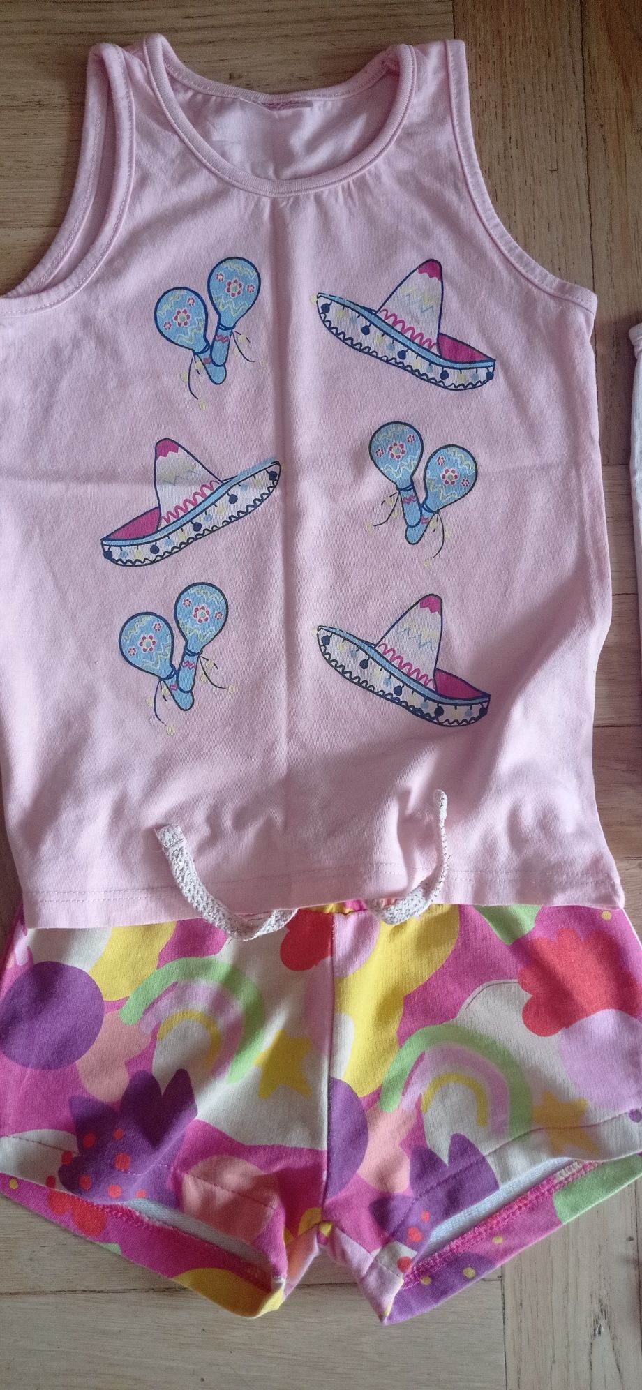 Komplet wakacyjnych ubranek dla dziewczynki na 104 cm wzrostu