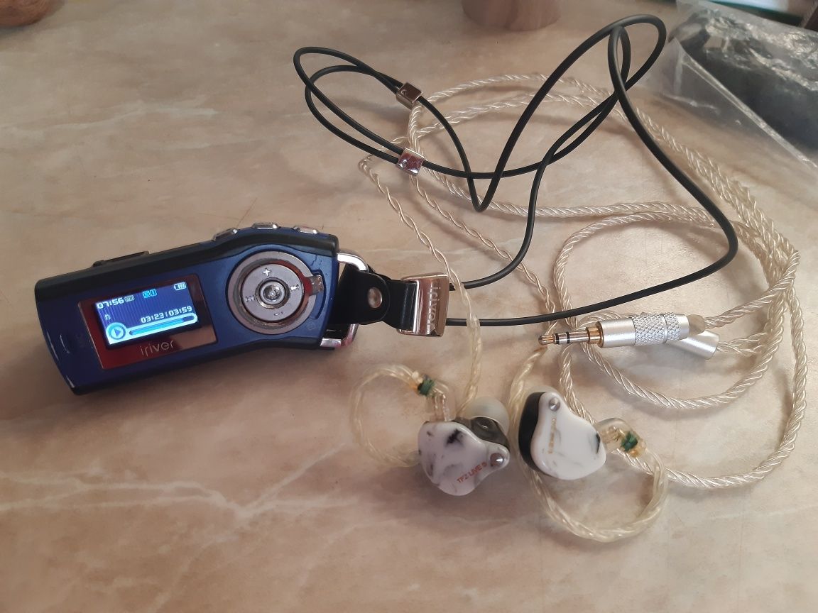 MP3 IRiver T10 1GB  в комплекті з навушниками TFZ Live 3