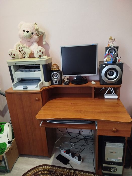 Комп'ютерний стіл