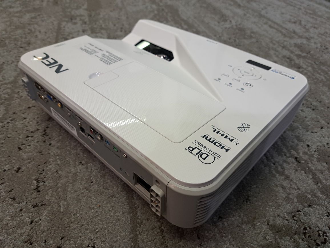 Projektor rzutnik NEC U321M