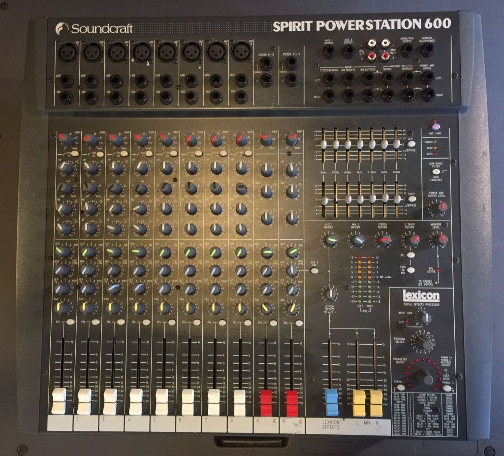 Mesa mistura 10 canais Soundcraft com efeitos