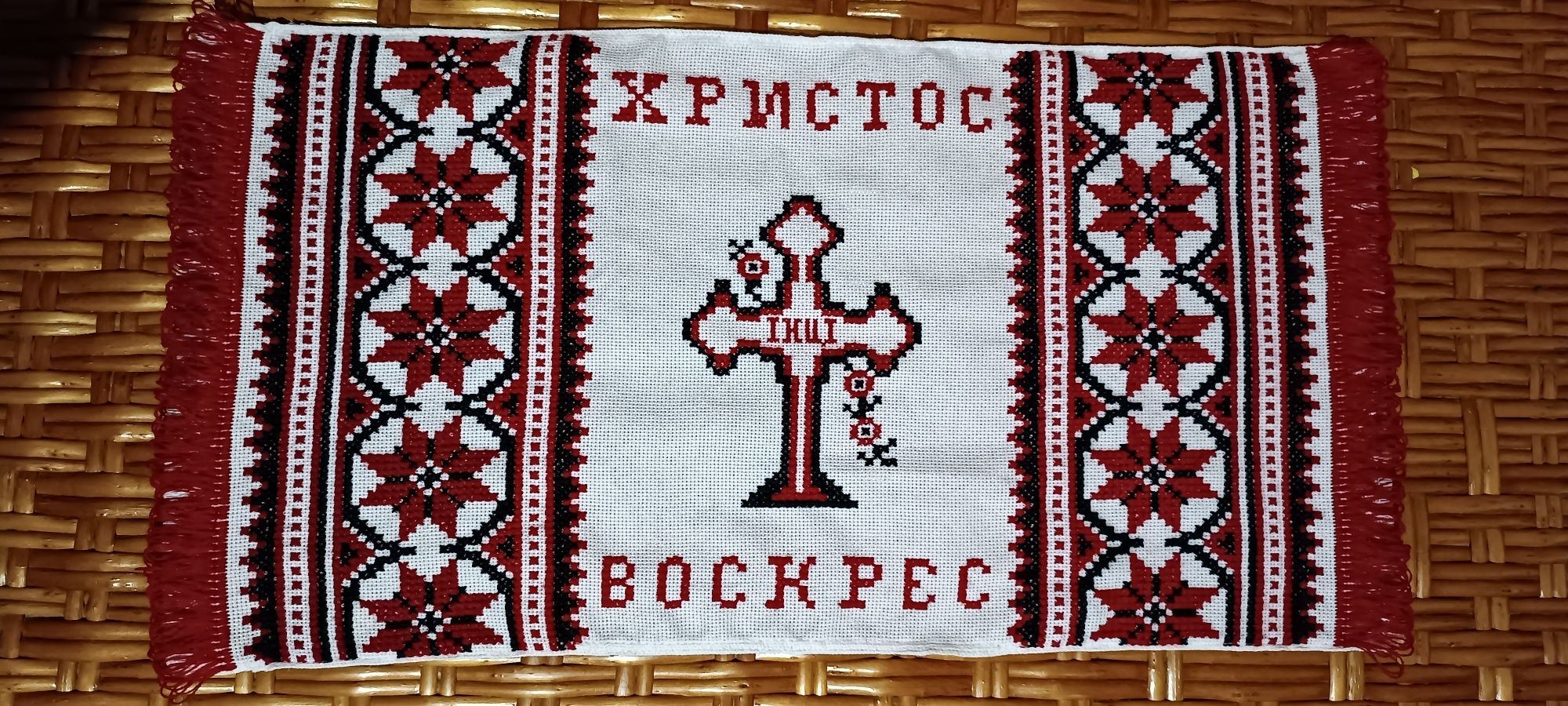 Великодній вишитий хрестиком рушник