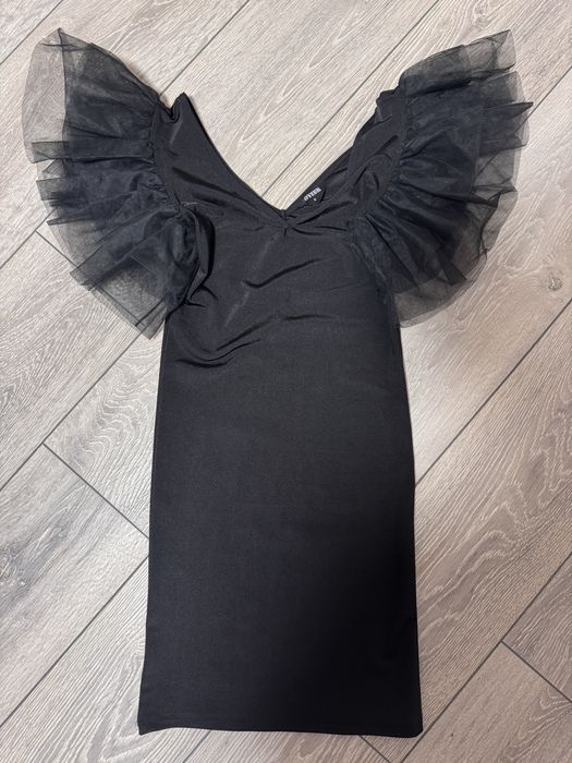 Чорна коктельна сукня з крилами розмір s