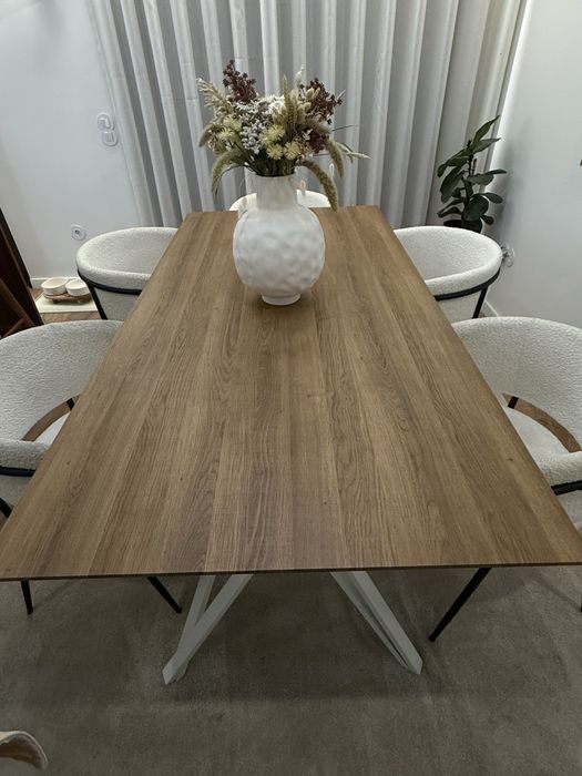 Mesa folheado de madeira com pés metalicos brancos