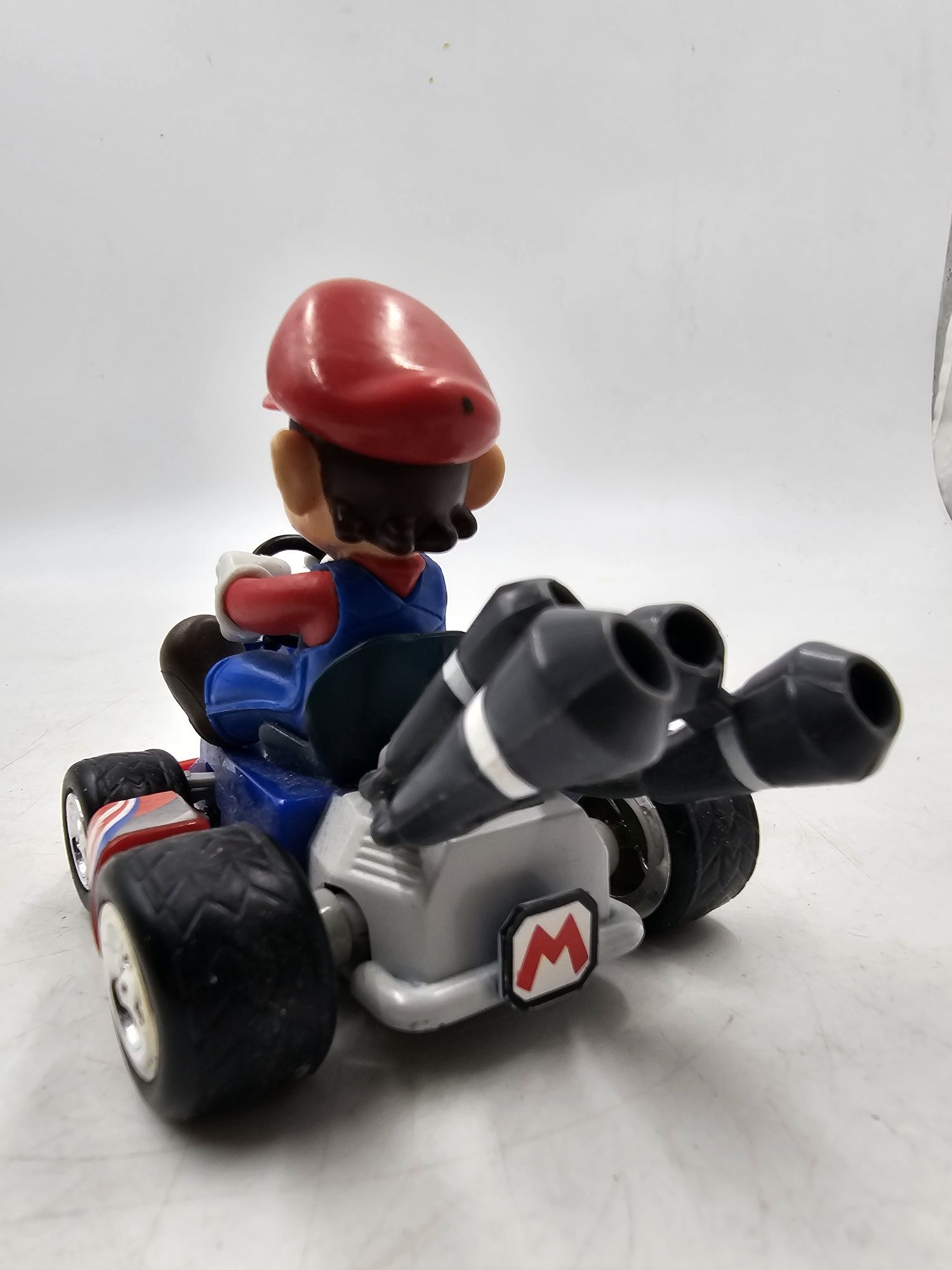 Super Mario figurka w samochodzie