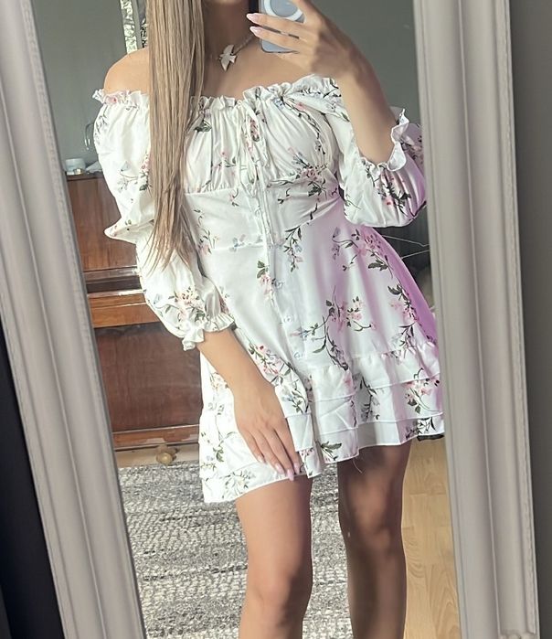 Біла жіноча сукня з квітковим принтом