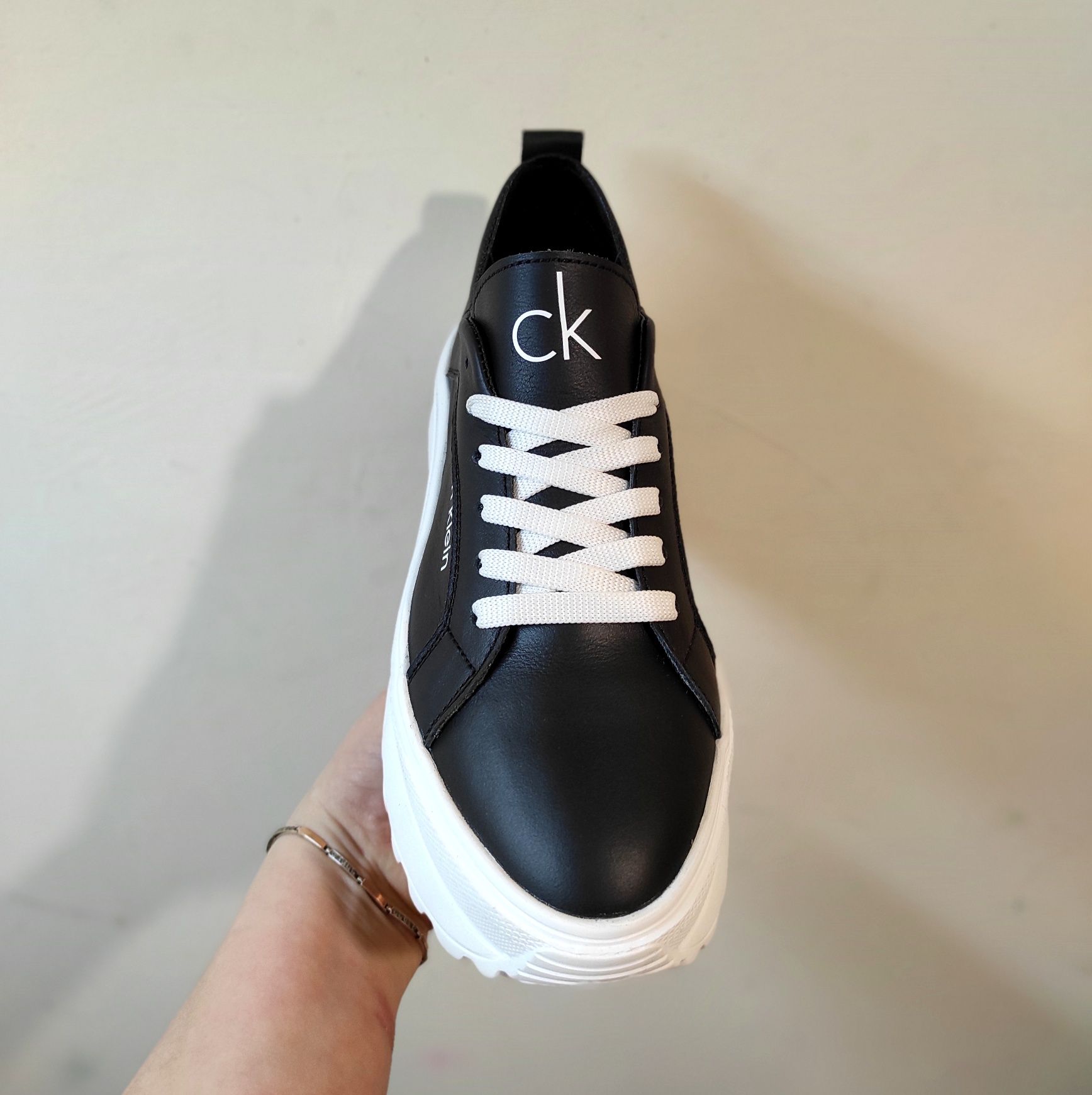 Кожаные женские кроссовки Calvin Klein