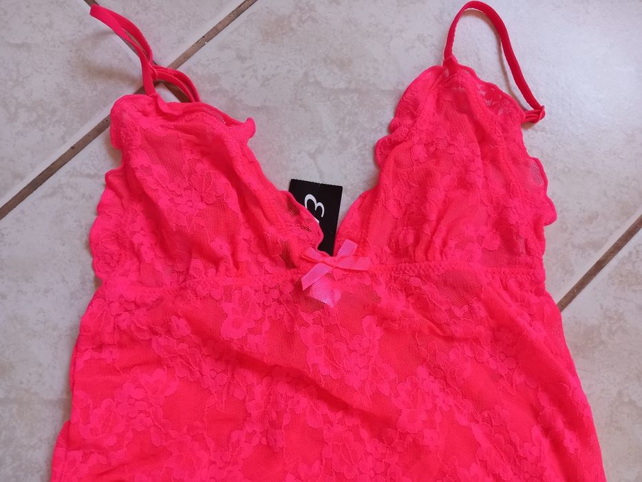 Koronkowa koszulka na cieńkich ramiączkach Etam.