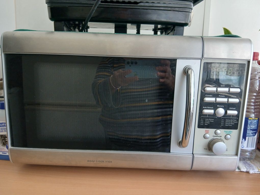Micro-ondas com grill.