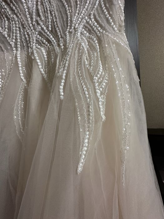 Весільна сукня зі шлейфом нюд