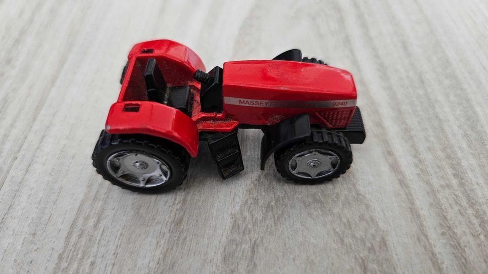 Pojazd traktor czerwony