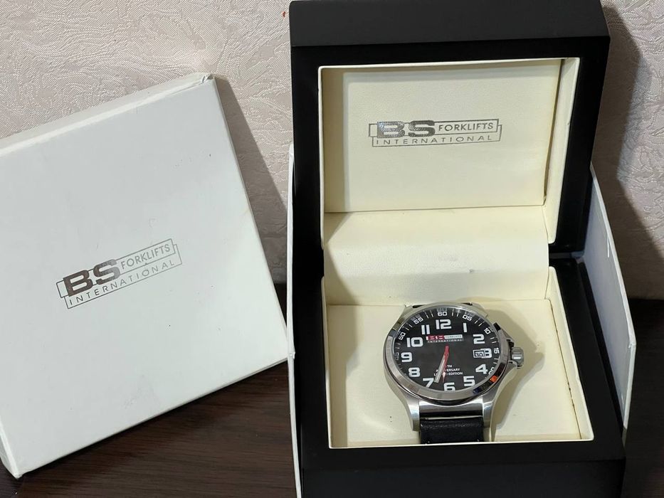 Годинник новий в коробці