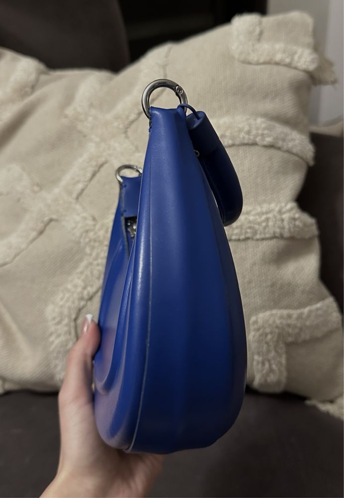 Синя сумочка