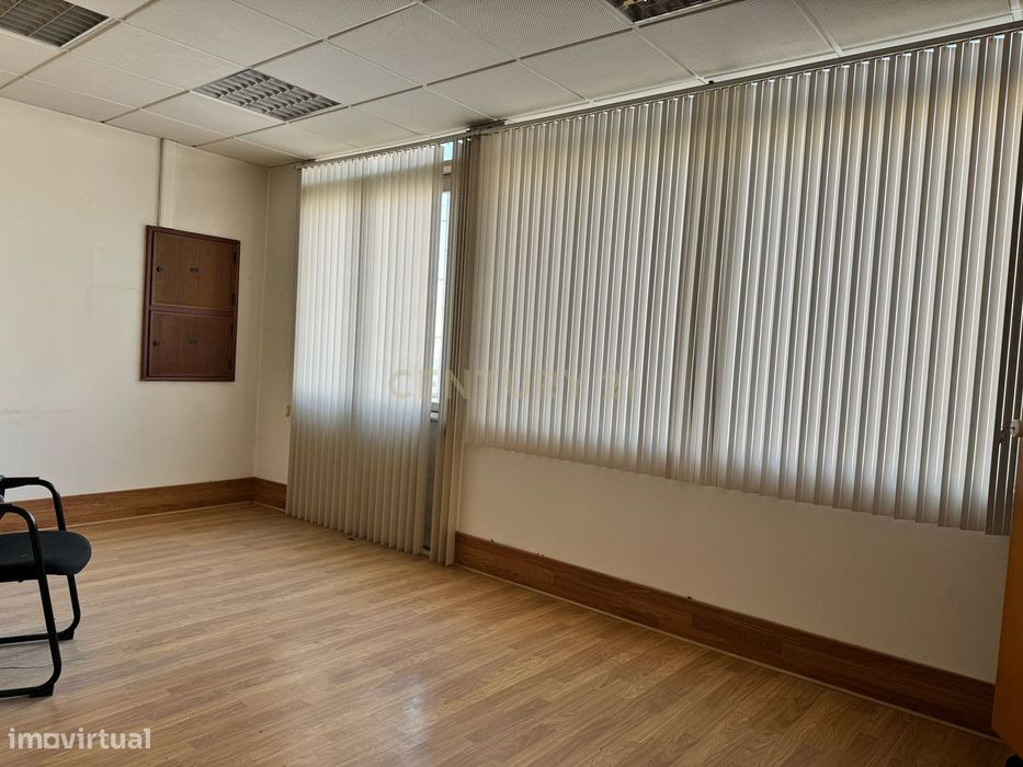 Duas Lojas, Um Só Investimento: 175 m² com Escritório + Armazém