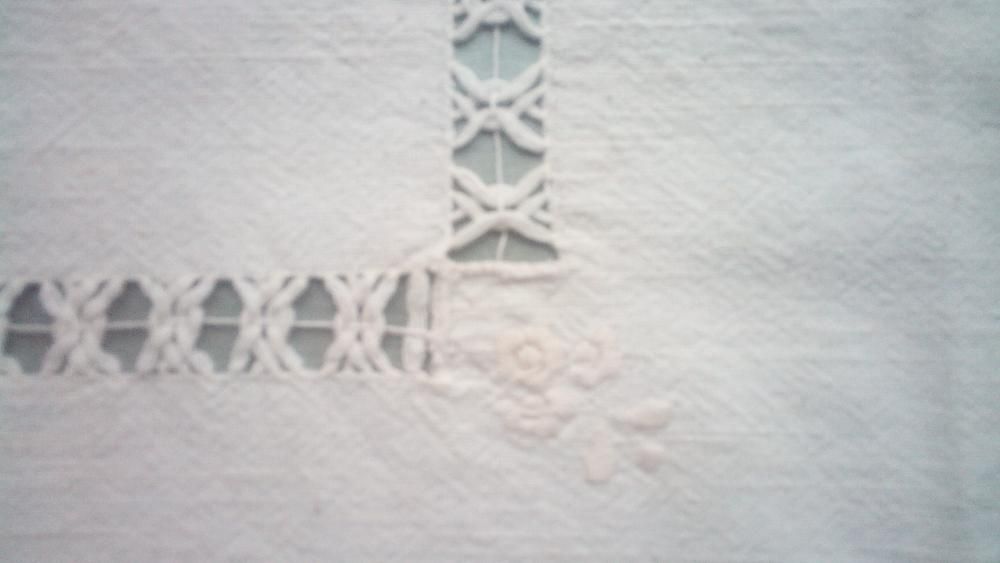 Toalha de linho bordada.