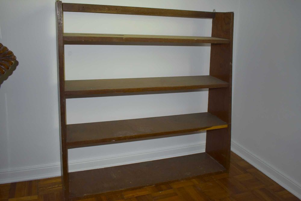 Estante em madeira de parede com 4 prateleiras