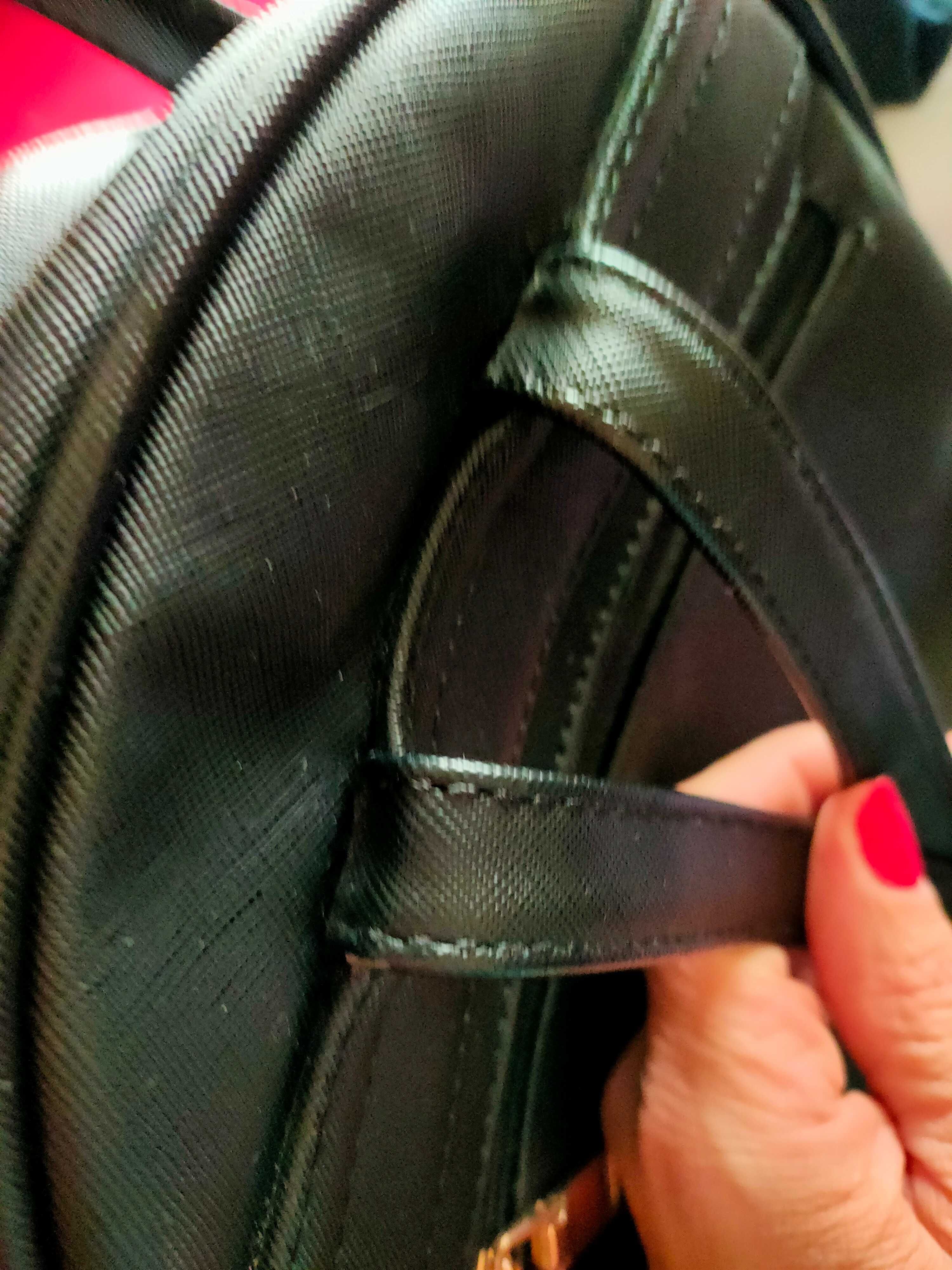 Mochila preta com muito pouco uso