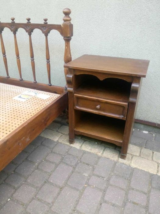 Solidne drewniane łóżko  160 x 200 + dwie szafki nocne.
