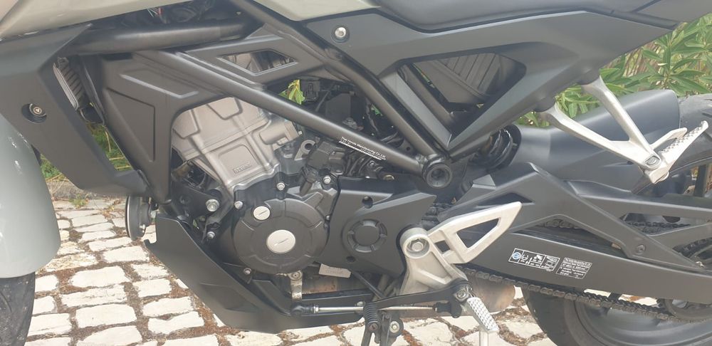 Honda CB125R (15cv) de 2021, em bom estado.