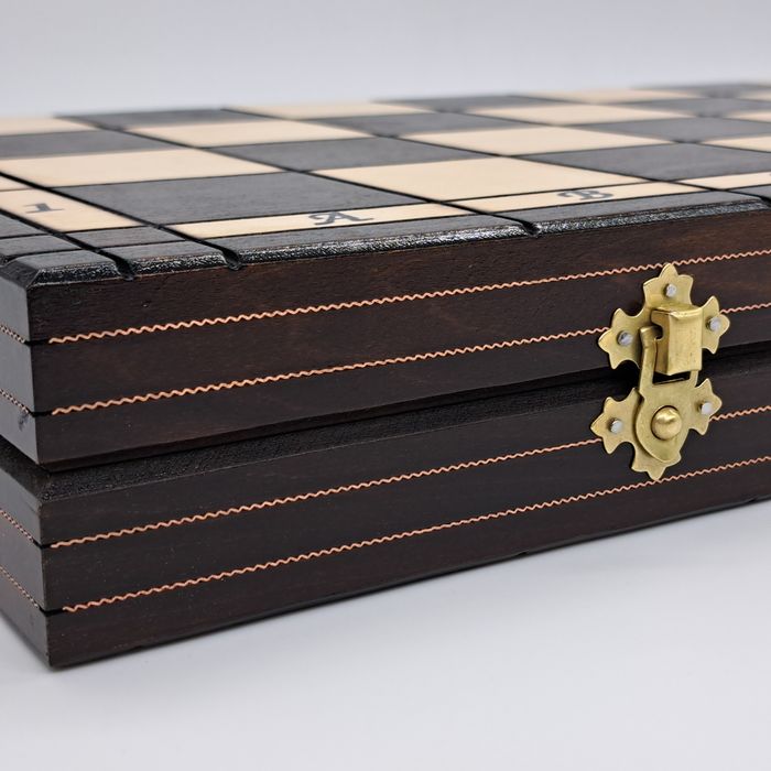 Шахи Спартанські. Дерев'яна дошка, пластикові фігури. 49х49см Шахматы