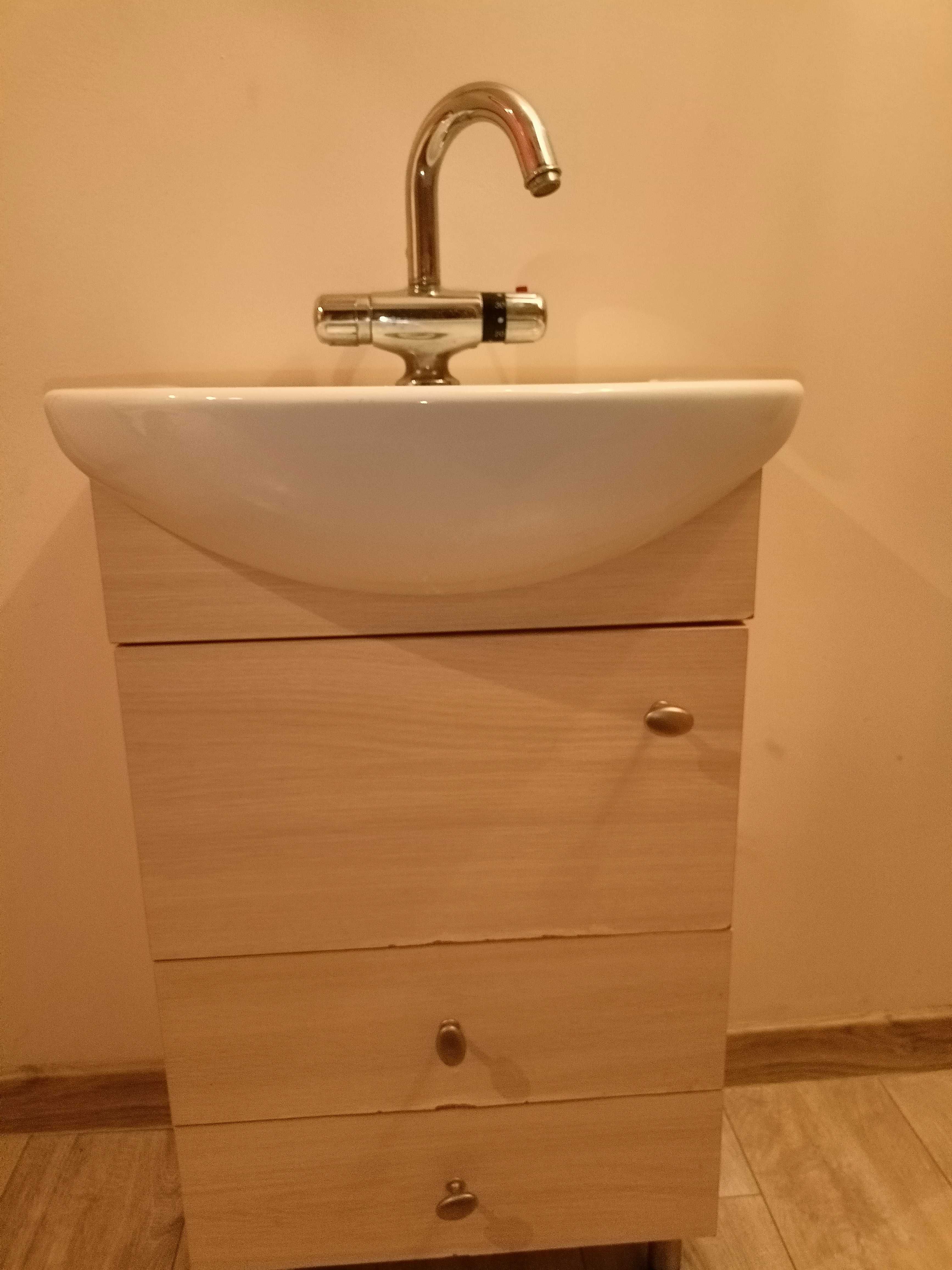 szafka łazienkowa z umywalką  i baterią  termostatyczną