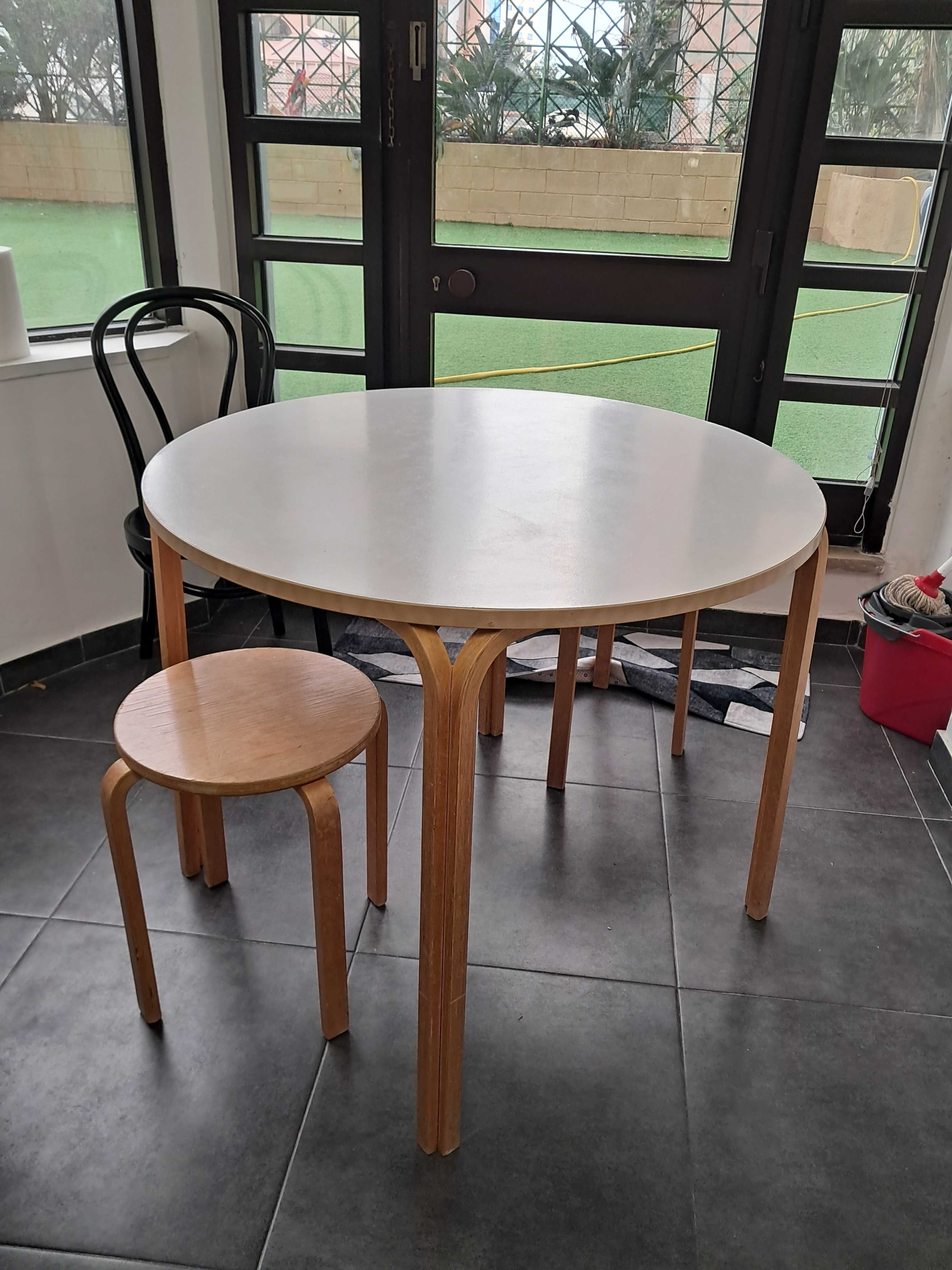 Mesa de cozinha redonda e 4 bancos