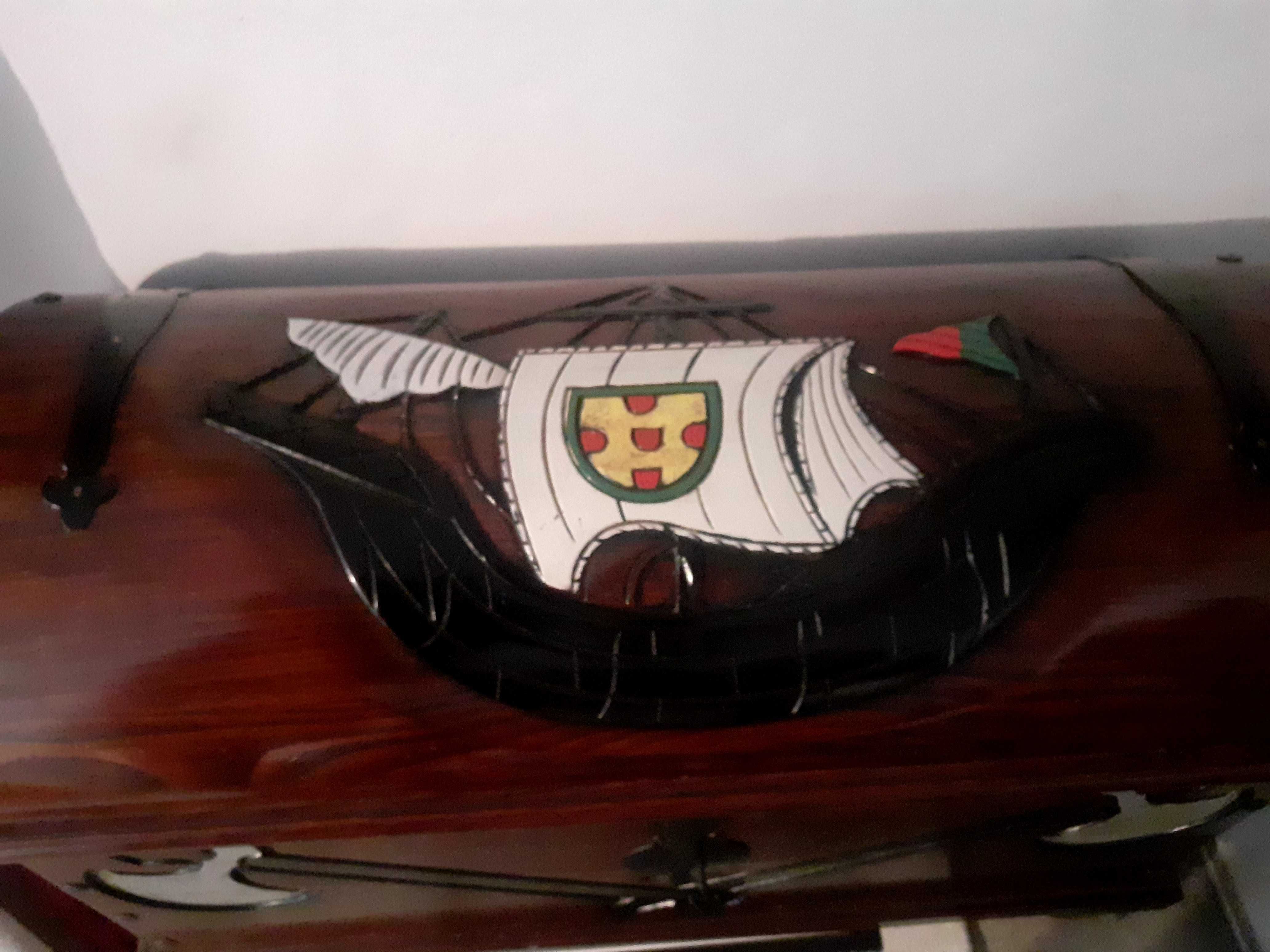 Arca esculpida à mão em madeira.