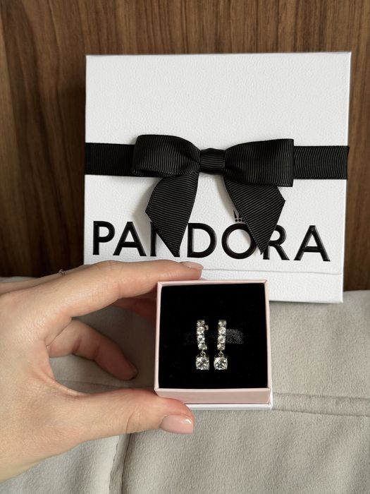 Розкішні сережки з підвіскою та паве Pandora