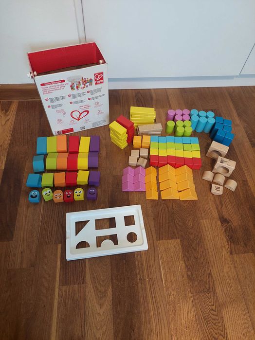 Drewniane klocki edukacyjne Hape i Cubika, kolorowe, 131 el.