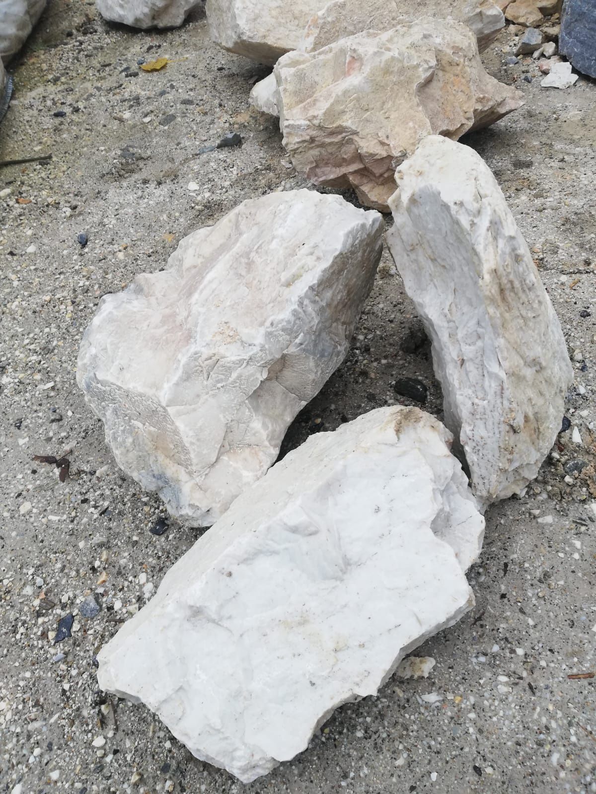 Biała marianna kamień naturalny biały grys do ogrodu dostawa głaz