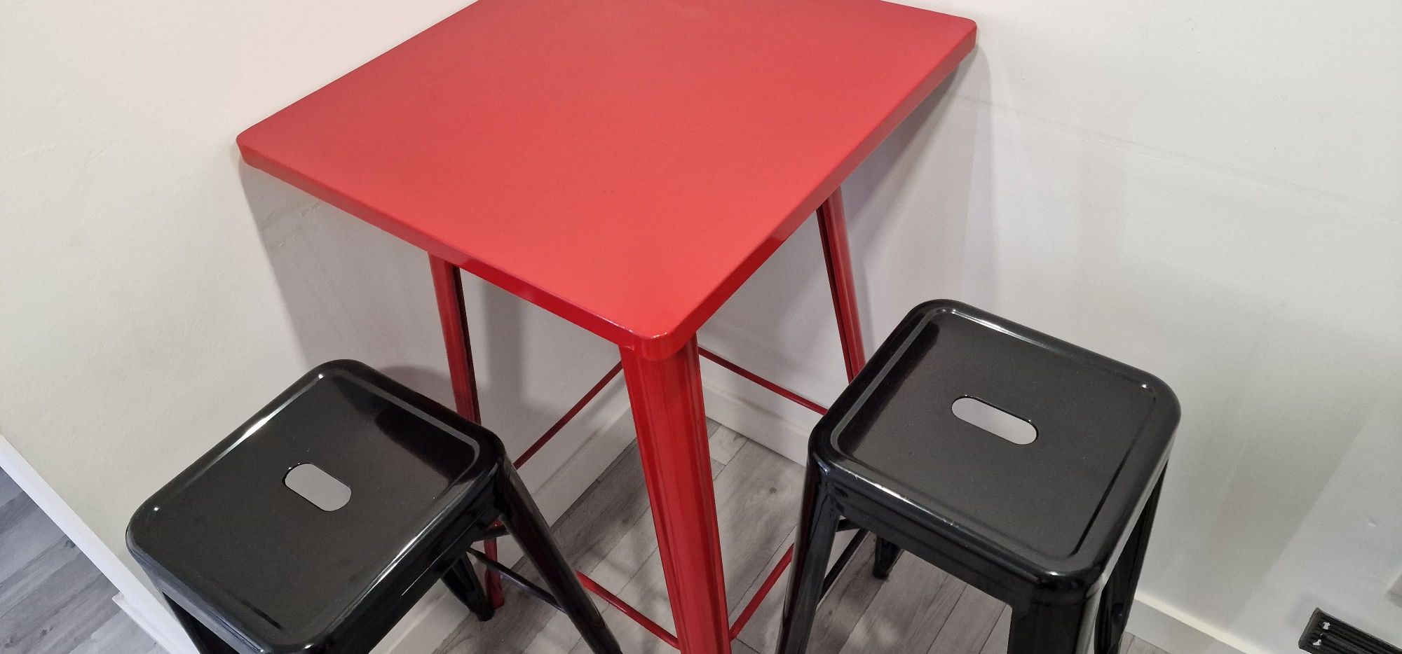 1 mesas secretária / 1 mesa alta com 2 bancos / 1 cadeirão