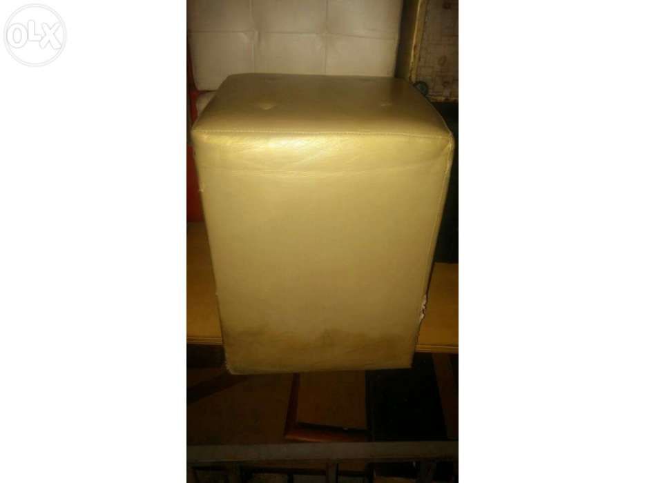 Puffs  brancos e dourados