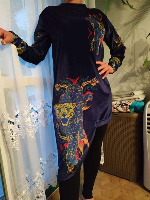 Welurowa sukienka Colorat kolekcja Wilde Time