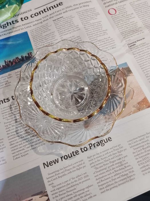 Taça e prato de aperitivos