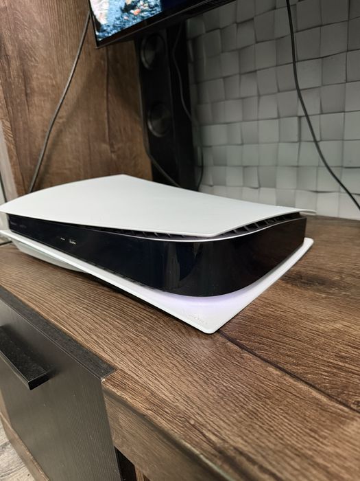 PlayStation 5 z napędem + 2 pady + 2 gry + stacja ładowania + podstawk