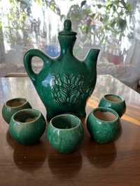 Zielony ceramiczny dzban oraz komplet „kieliszkow”