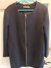 Granatowy elegancki płaszcz marki Quiosque