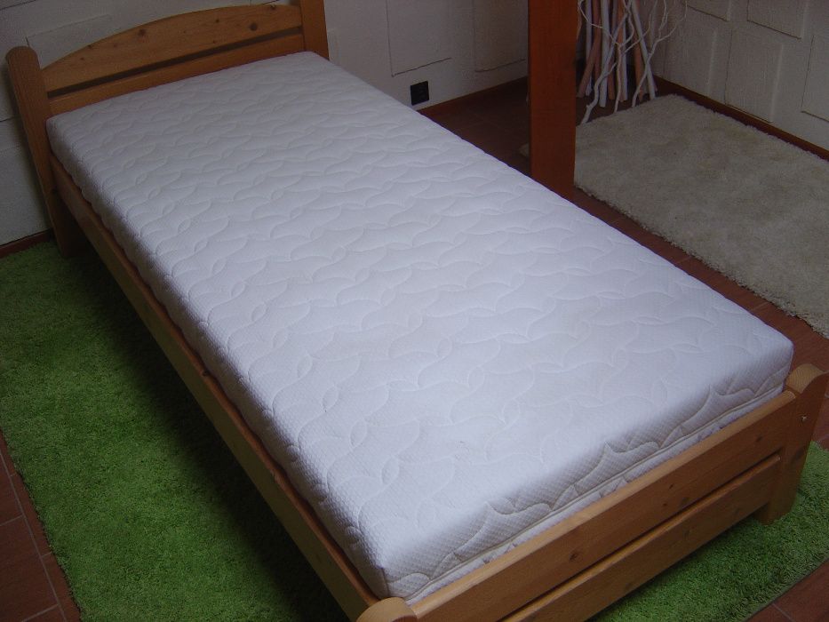 łóżka drewniane z materacami