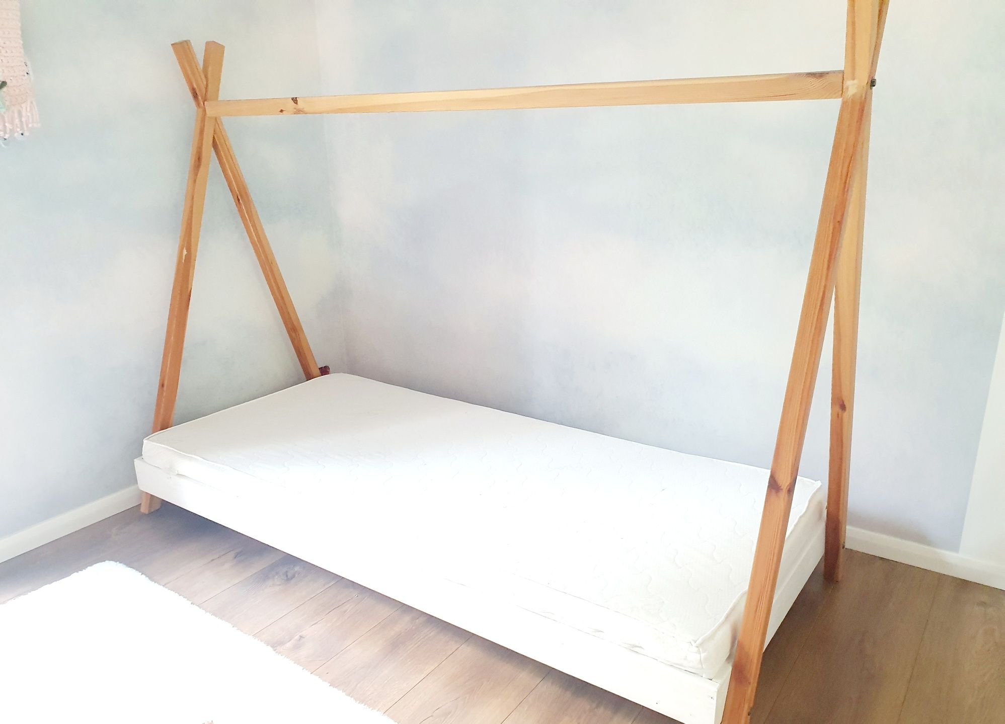 Łóżko sosnowe tipi 90x200 z materacem