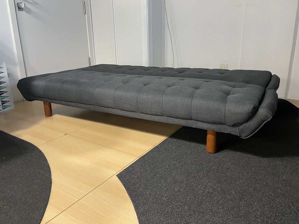 Sofá azul escuro desdobrável (cama)