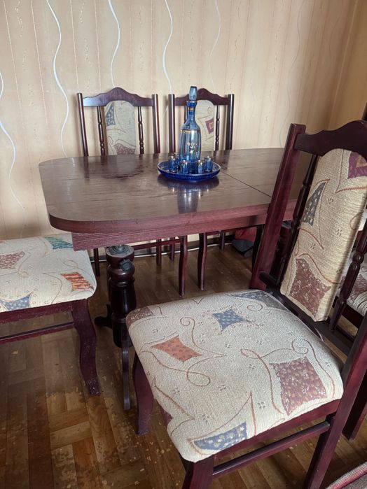 Stół rozkładany z krzesłami