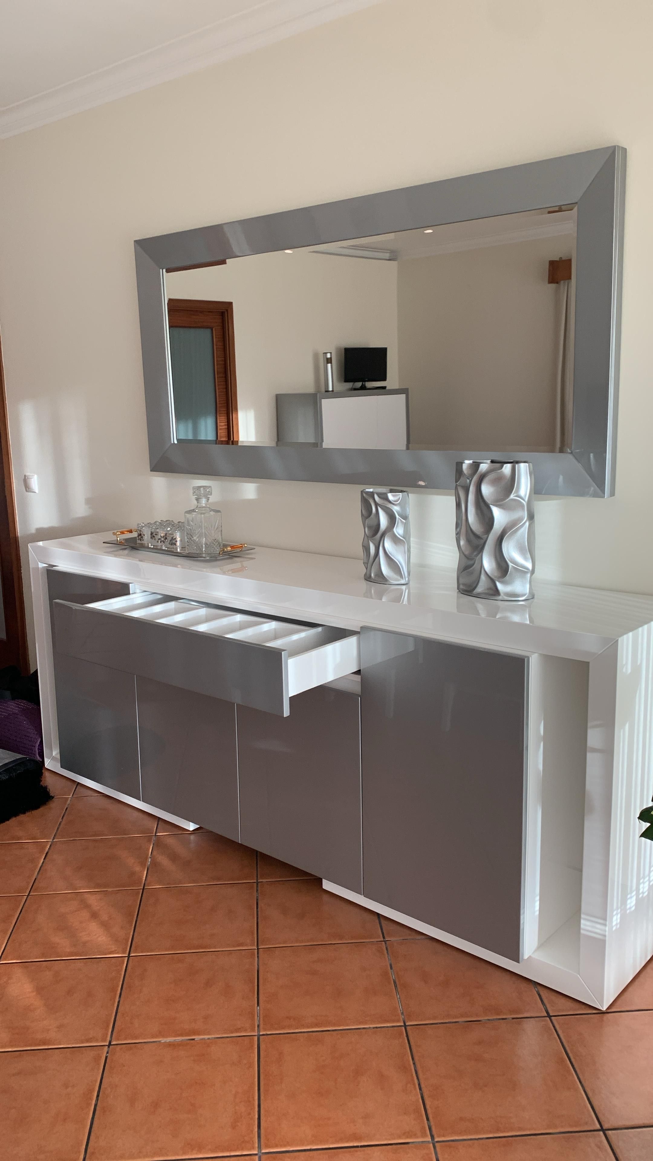 Vendo sala de jantar com apenas 1 ano