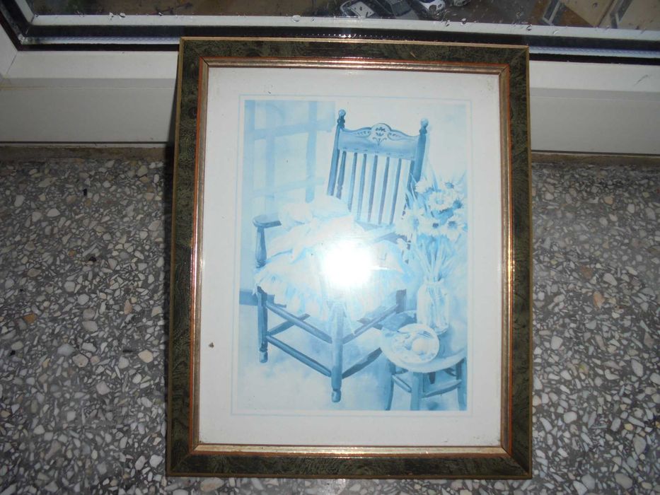 obrazek reprodukcja -krzesło w drewnianej ramce złoconej z zielonym