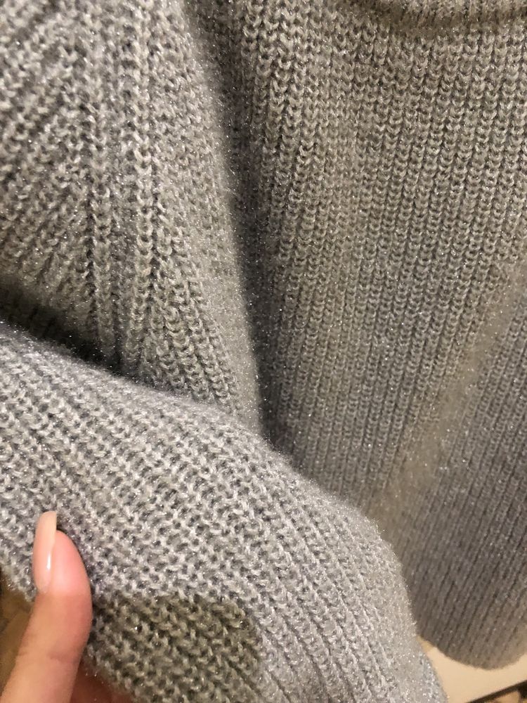 Сірий теплий пухнастий светр