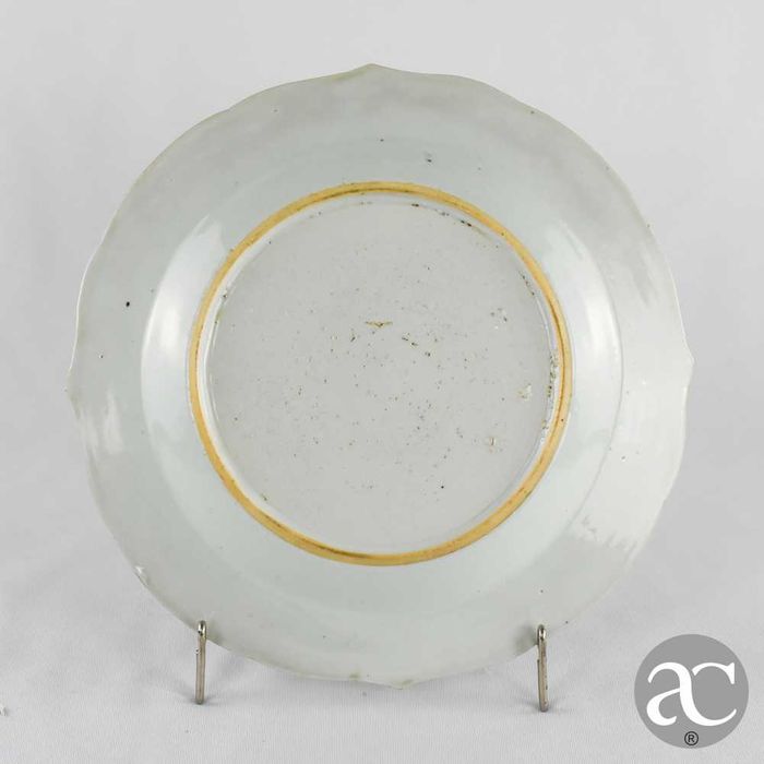 Prato Porcelana da China Bordo recortado, período Qianlong, séc. XVIII