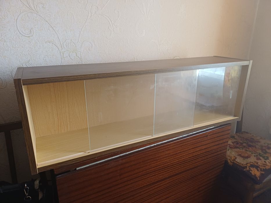 поличка 2 шт   для книг,  в чудовому стані