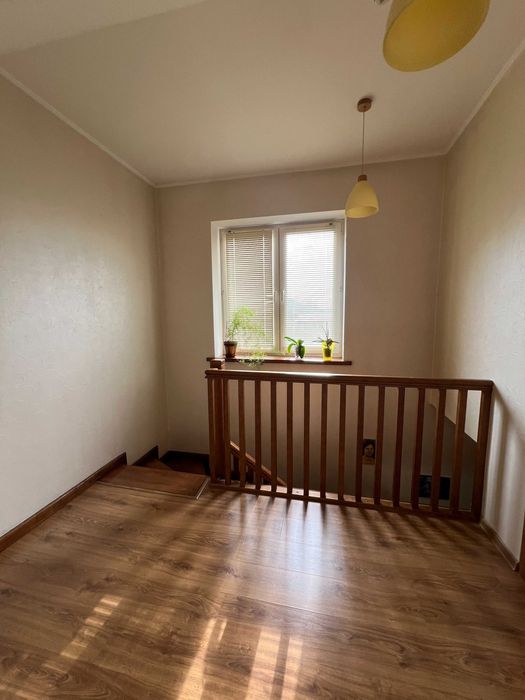 Продаж двоповерхового будинку з сауною напроти лісу.