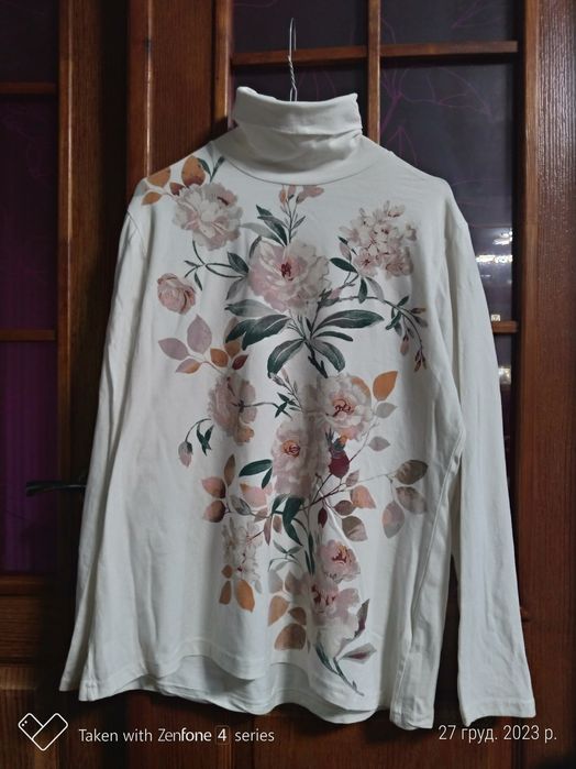 Продам гольф жіночий білий з орнаментом