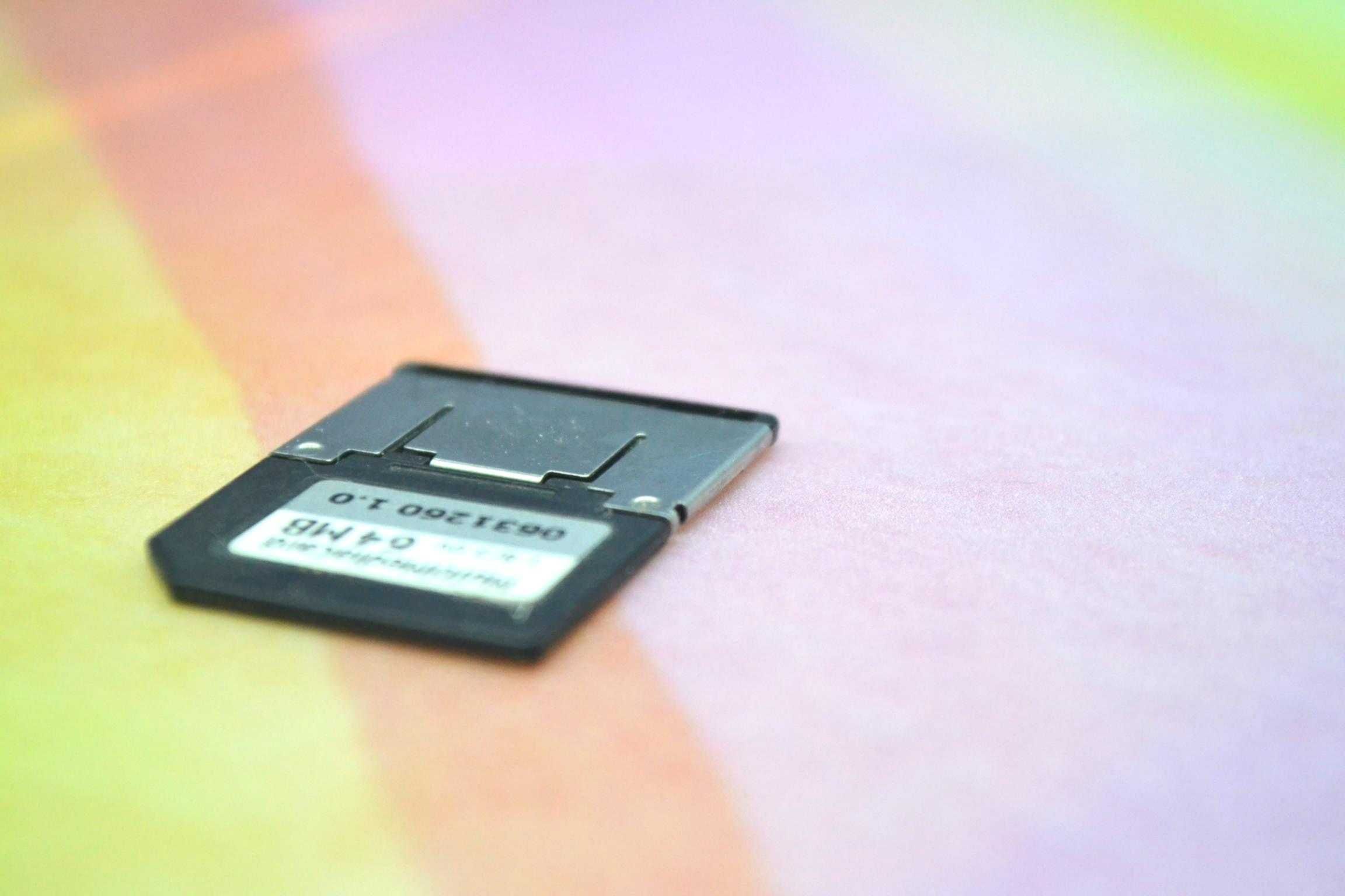 karta MMC MultiMedia Card Mobile mała a z przedłużką jest duża szybko